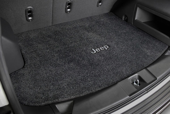 Photo of a Lloyd Ultimat floor mat with a Jeep logo, installed