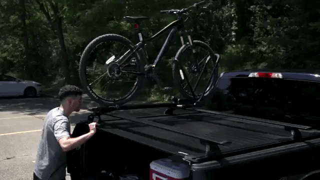 Animated gif opening the retractable tonneau